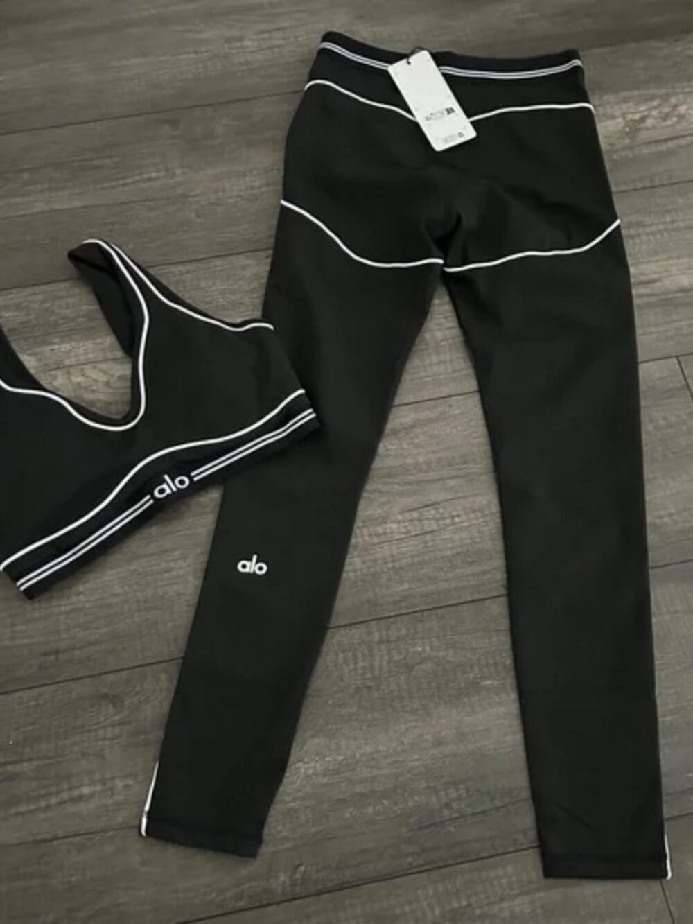 Alo Yoga outfit: tank top + stretchy, slimming leggings
